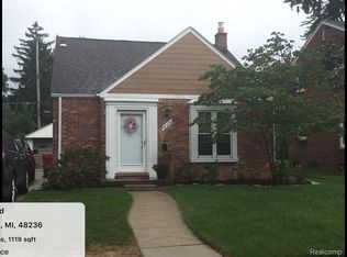 2009 Norwood Dr, Grosse Pointe Woods, MI 48236