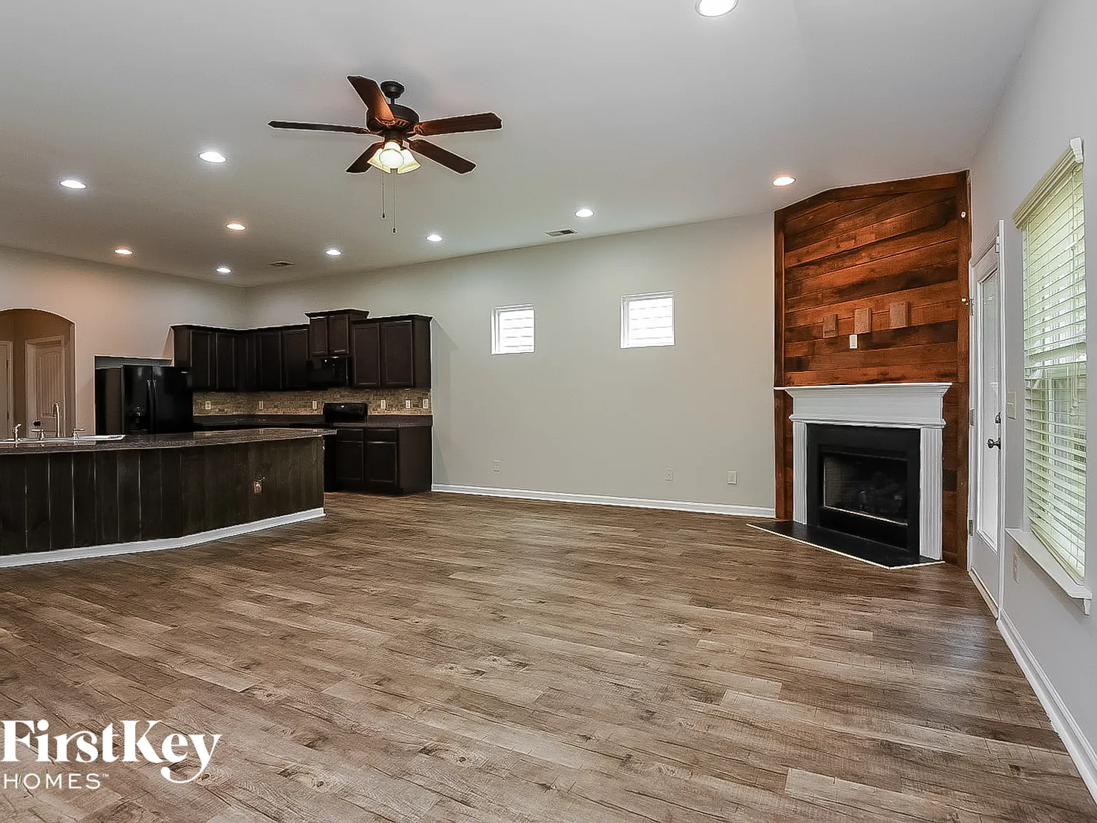 3 bed, 2.0 bath, 1818 sqft, $2,420 — Photo 4