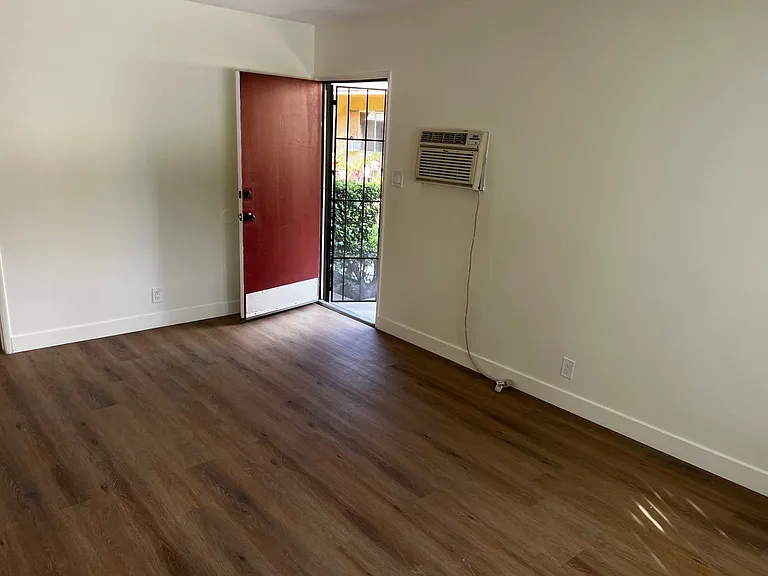 7603 North Hollywood Way — Photo 11