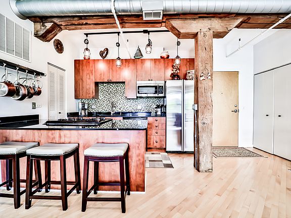 2nd image of 1735 W Diversey Pkwy #7