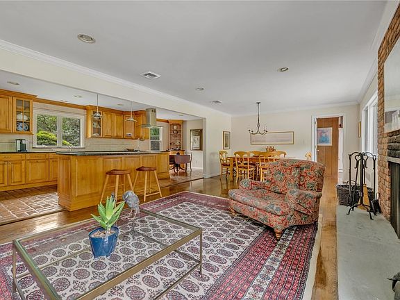 4th image of 46 Flower Hill Rd