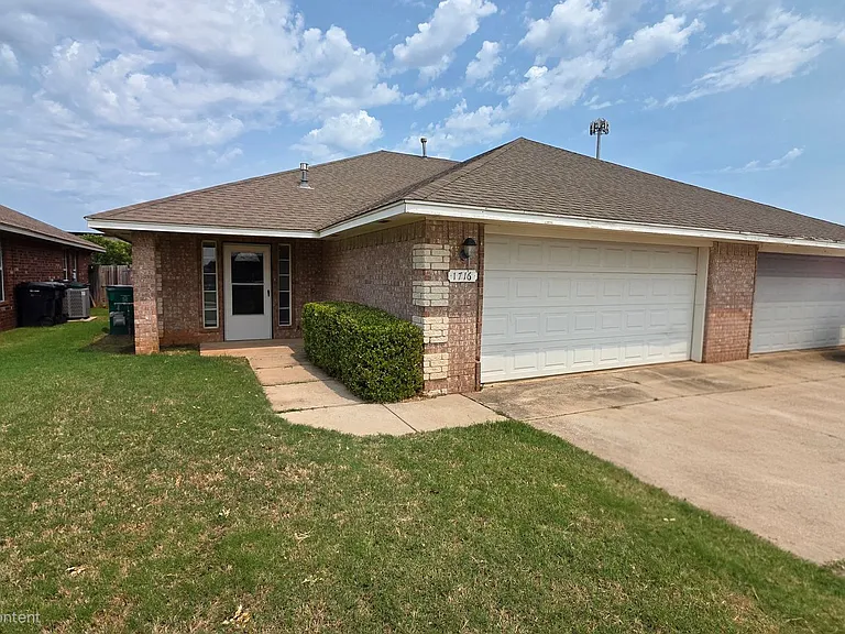1716 W Palm Pl — Photo 2