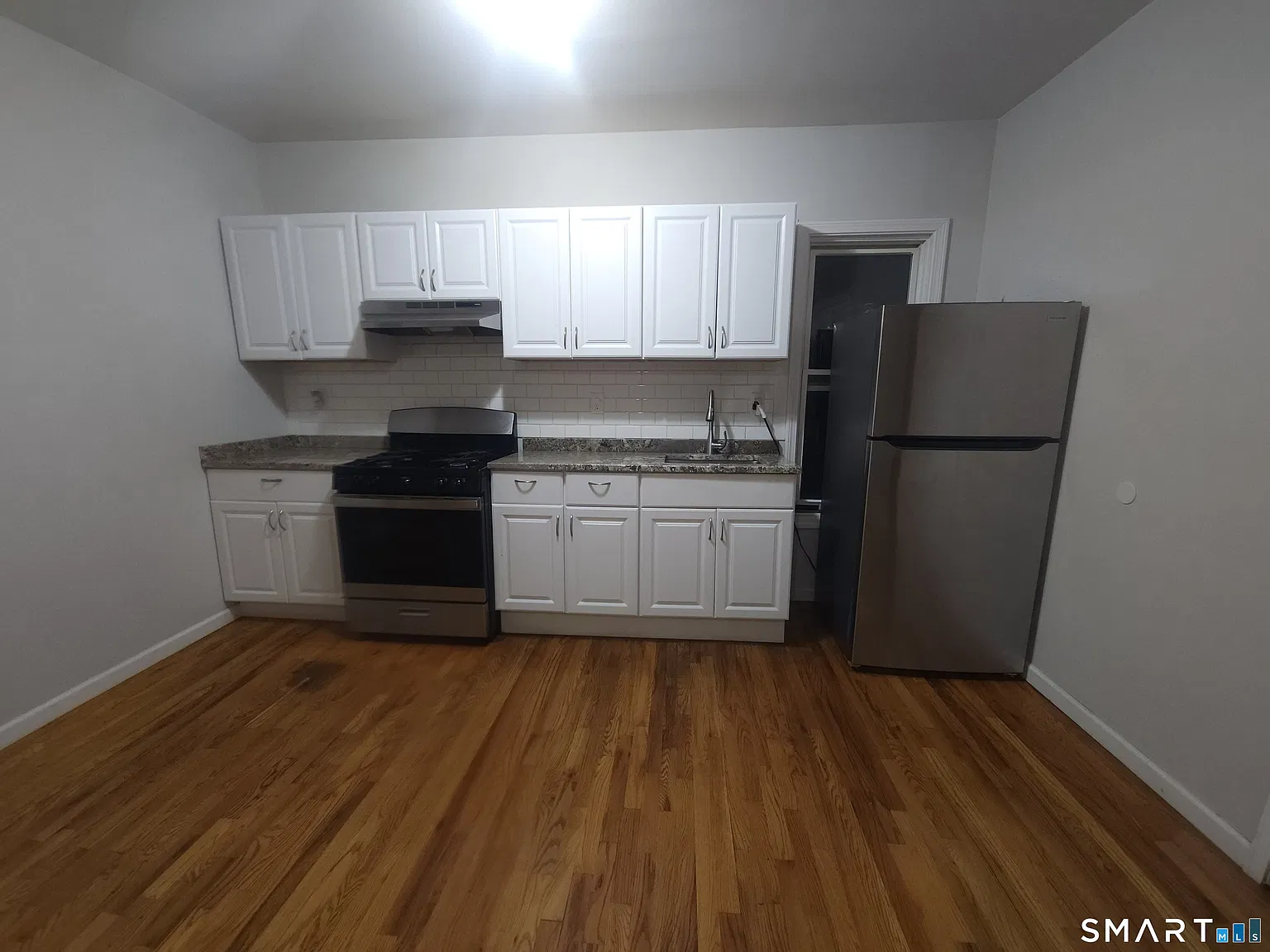 3 bed, 1.0 bath, 4462 sqft, $2,200 — Photo 2