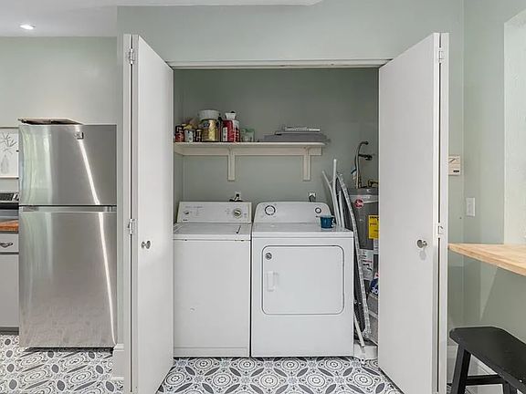 3rd image of 240 SW 3rd St Unit B