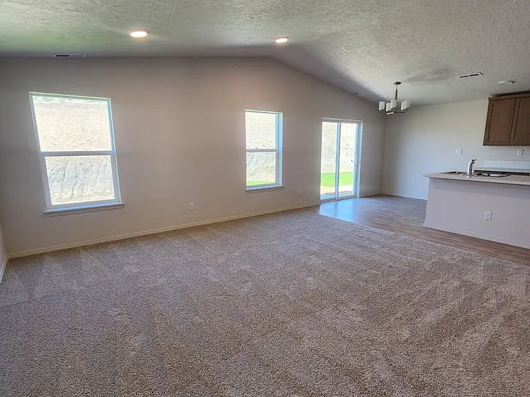 918 SE Starview Ave — Photo 3