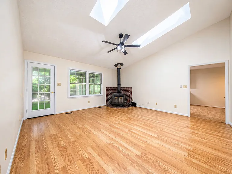 100 Penn Dr — Photo 2