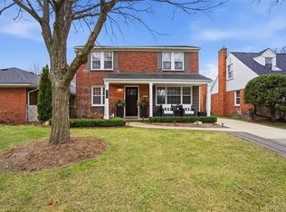 373 Hillcrest Ave, Grosse Pointe Farms, MI 48236