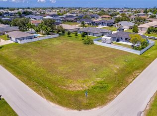 860 NE 7th Pl, Cape Coral, FL 33909