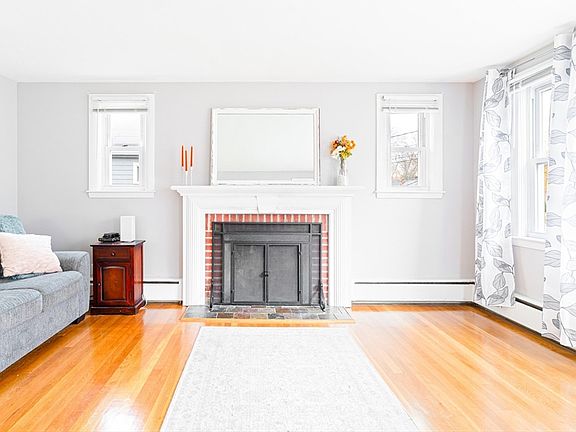 5th image of 35 Woodbine St