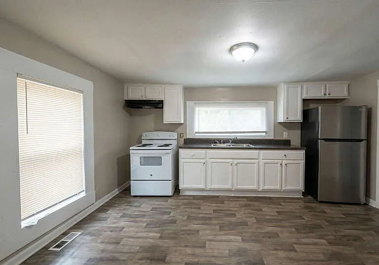 218 Irving Ave — Photo 10