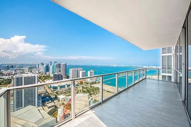 Marquis Condo — Photo 3