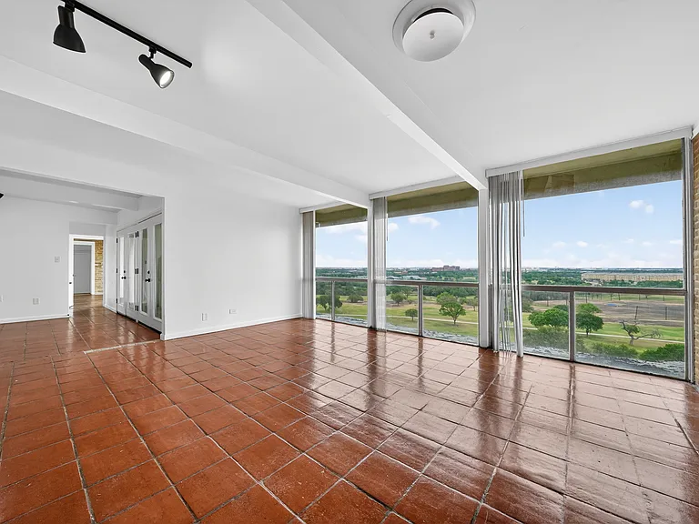 Four Oaks Apartments — Photo 5