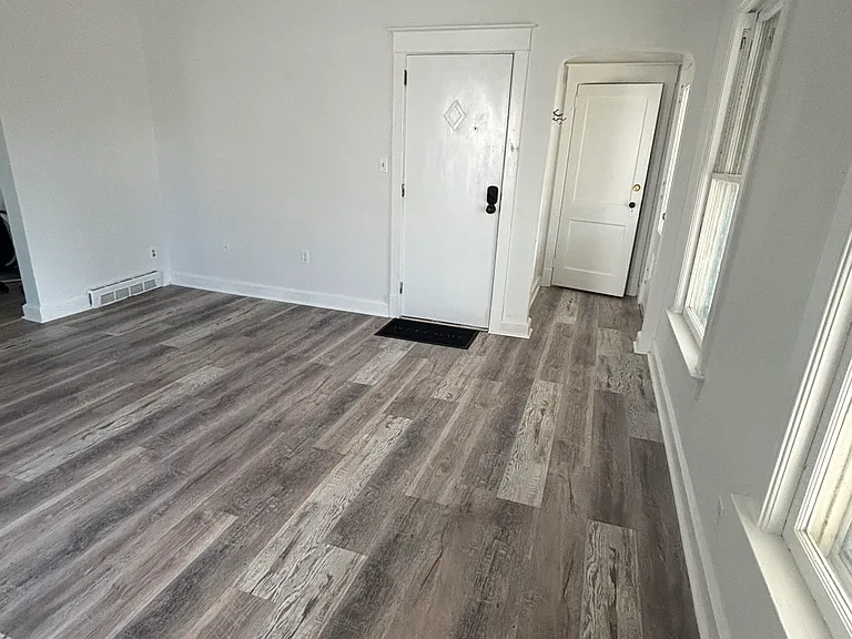 Bellevue Hts — Photo 10