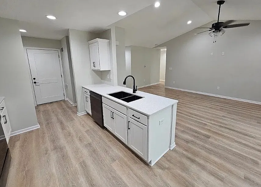 Spacious 3-Bed, 2-Bath Townhouse for Rent in Kansas City, Kansas - Available Nov 2026 — Photo 2