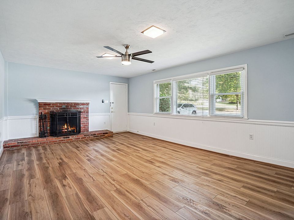 7th image of 1100 Maple Ave E