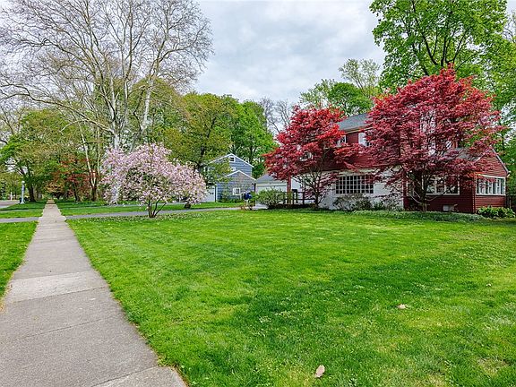 3rd image of 211 Windemere Rd