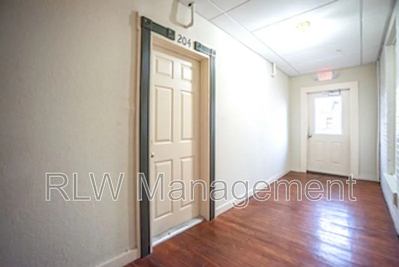 1 bed, 1.0 bath, 301 sqft, $900 — Photo 2