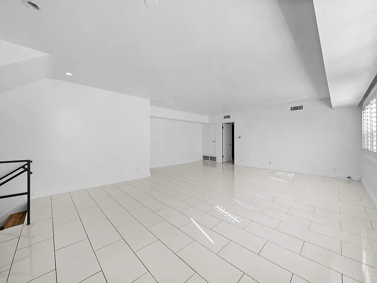 148 S Reeves Dr #4 — Photo 11