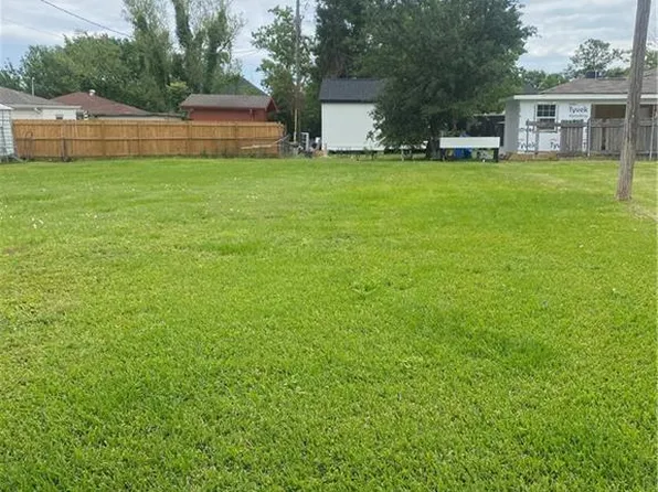 61 E Chalmette Cir, Chalmette, LA 70043