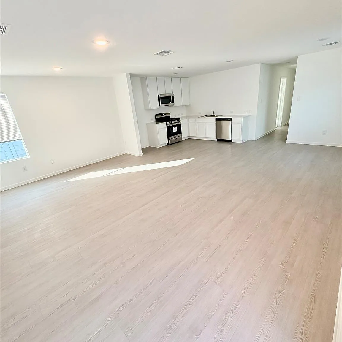 4 bed, 2.0 bath, 1386 sqft, $1,600 — Photo 4