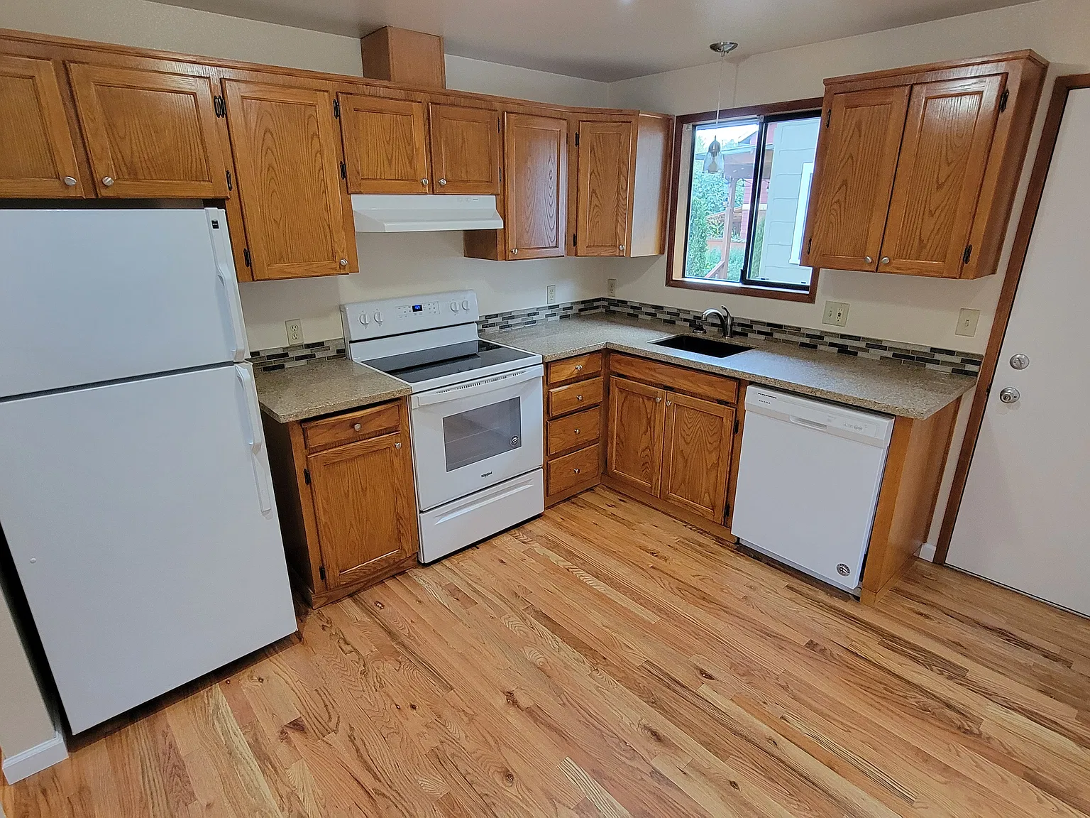 2 bed, 900 sqft, $2,400 — Photo 4