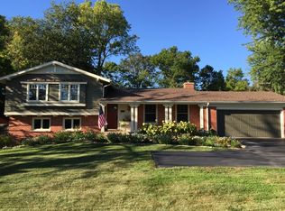 566 E Old Elm Rd, Lake Forest, IL 60045