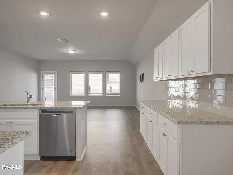 200 S Lakepointe Dr — Photo 9