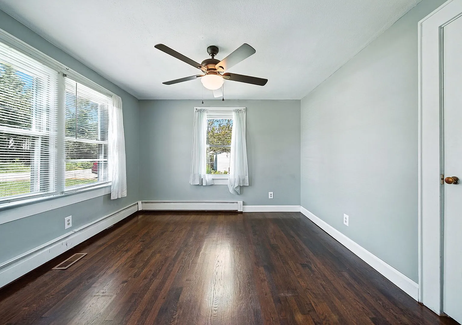 Charming 3 bed /2 bath Bungalow on Spacious Corner Lot — Photo 4