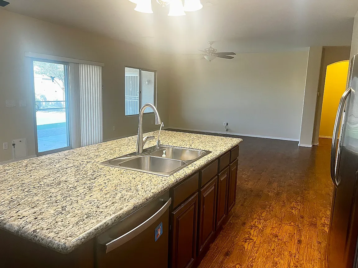 3 bed, 2174 sqft, $2,500 — Photo 4