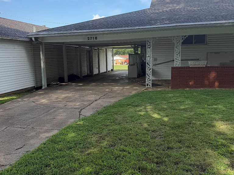 2718 Charlton Ln — Photo 2