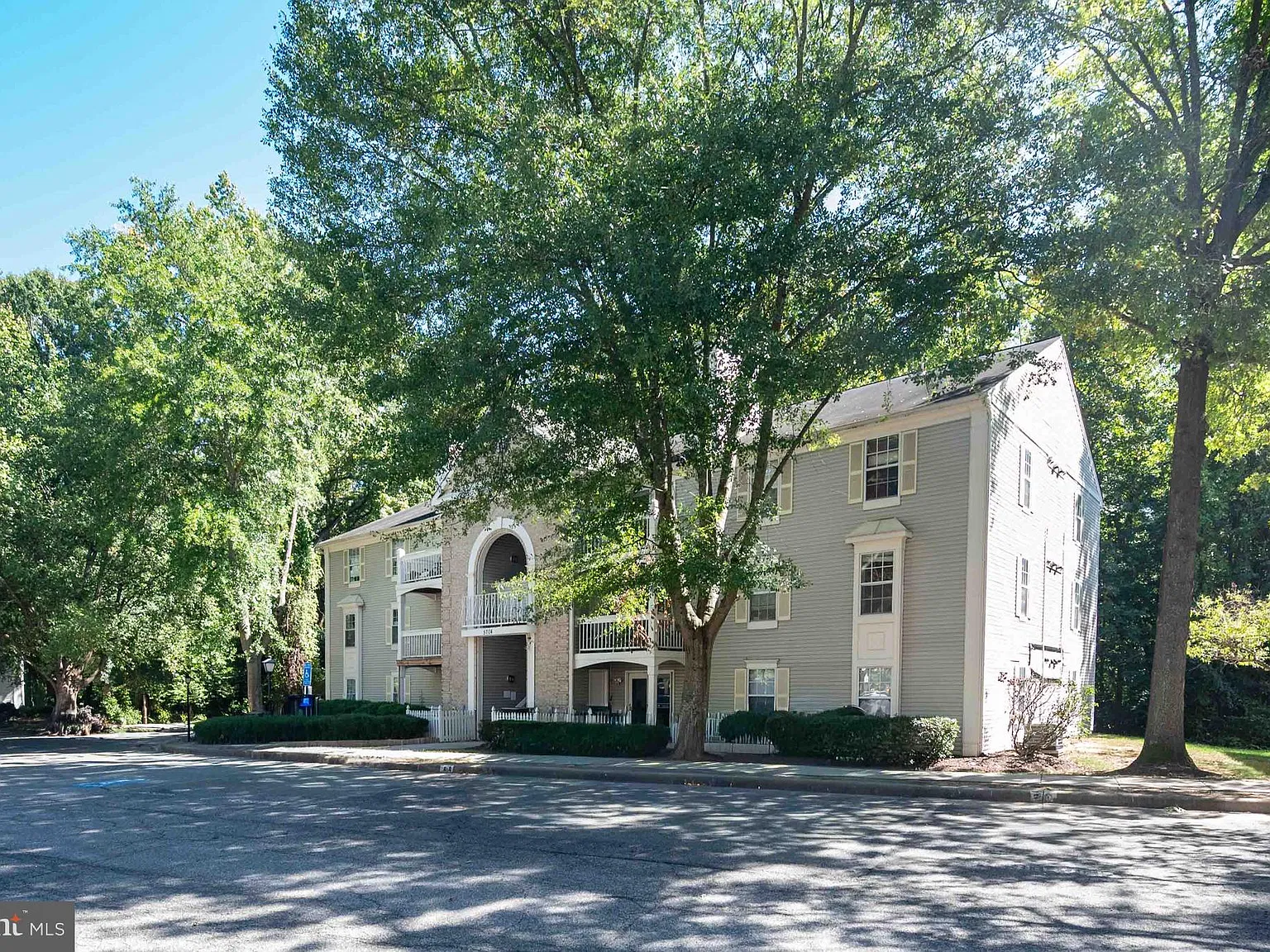 2 bed, 2.0 bath, 898 sqft, $2,200 — Photo 2