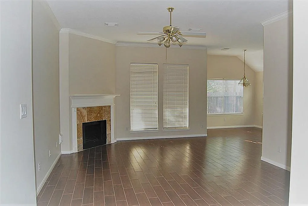 3 bed, 2.0 bath, 2047 sqft, $2,400 — Photo 2