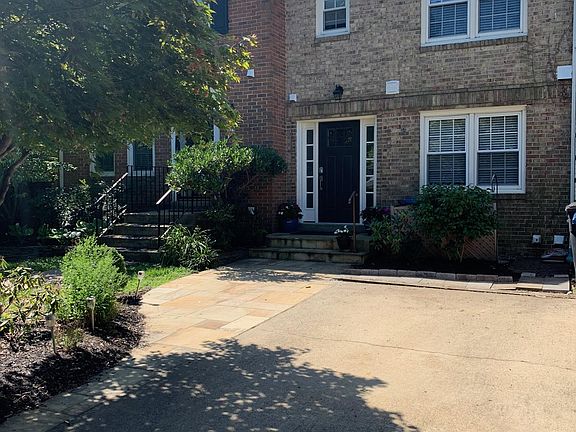 Front of home and driveway parking