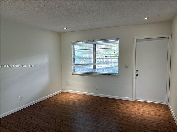 4th image of 900 Tallwood Ave APT 306