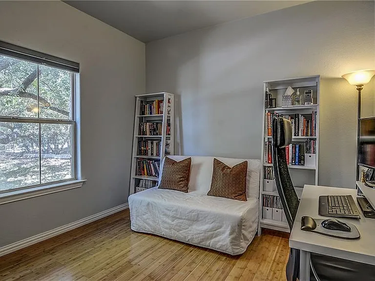 17106 Oak Cliff Cir — Photo 15