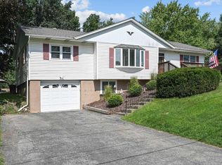 27 Coach Ln, Newburgh, NY