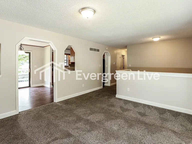 219 SE Bordner Dr — Photo 2