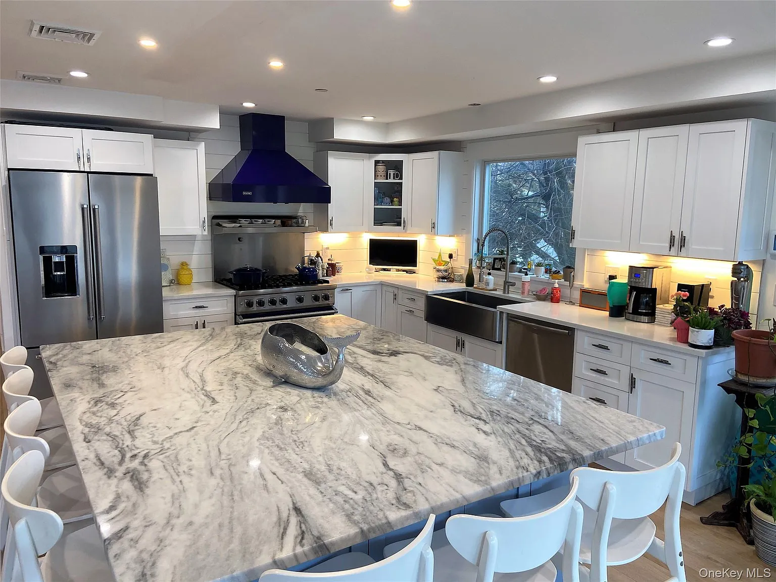 4 bed, 3.0 bath, 2400 sqft, $10,000 — Photo 2