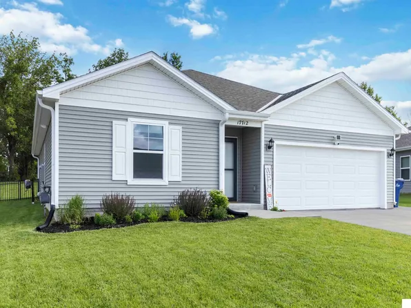 17712 Hampton Dr, Omaha, NE 68136