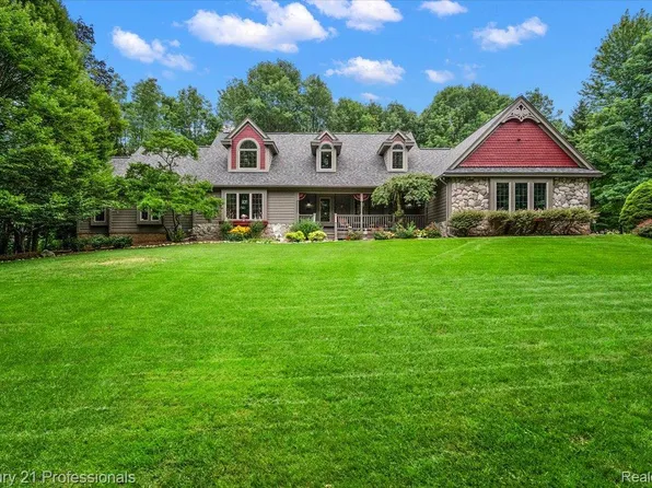9200 Fox Hollow Rd, Clarkston, MI 48348
