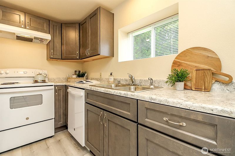 3rd image of 105 S 70th Street