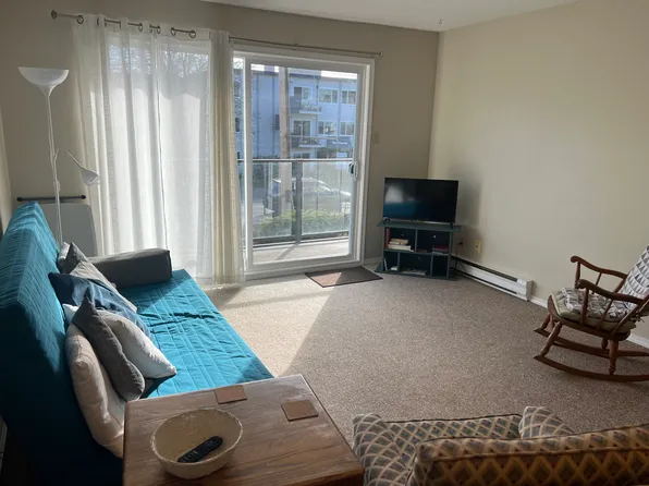 1024 Fairfield Rd #203, Victoria, BC V8V 3A5