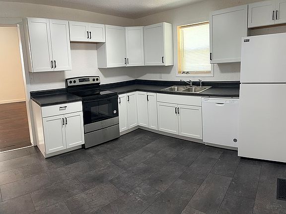 3rd image of 1127 N Main St