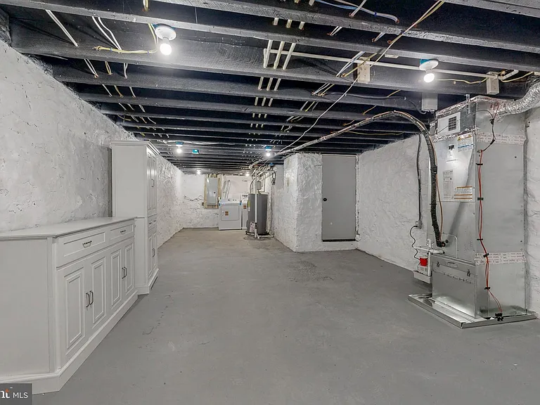 2320 W Lexington St — Photo 29