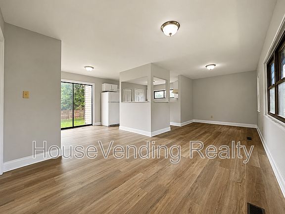 2nd image of 2324 Grove St