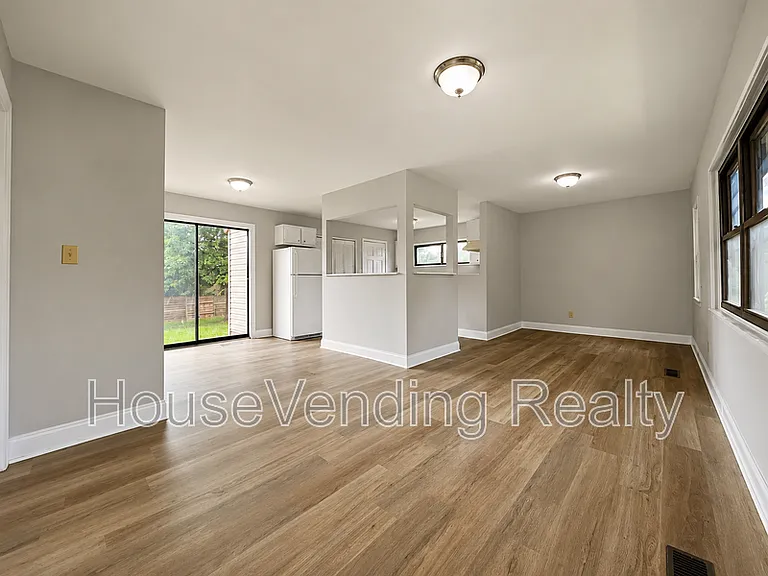 2324 Grove St — Photo 2