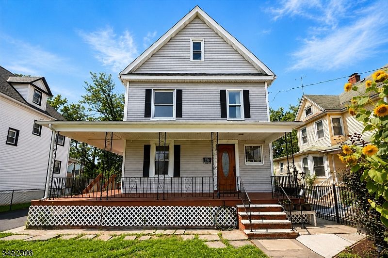 1st image of 930 W 5th St