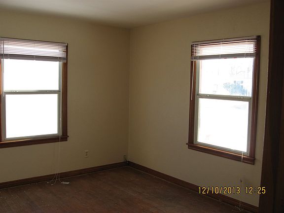 3rd image of 1409 NW Longview Ave