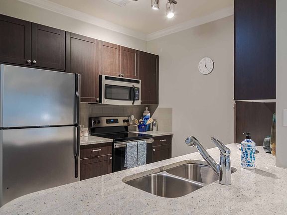 2nd image of 2924 Clairmont Rd #2F-583