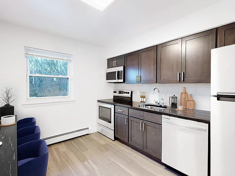 2-3 Stratford Apartments — Photo 2